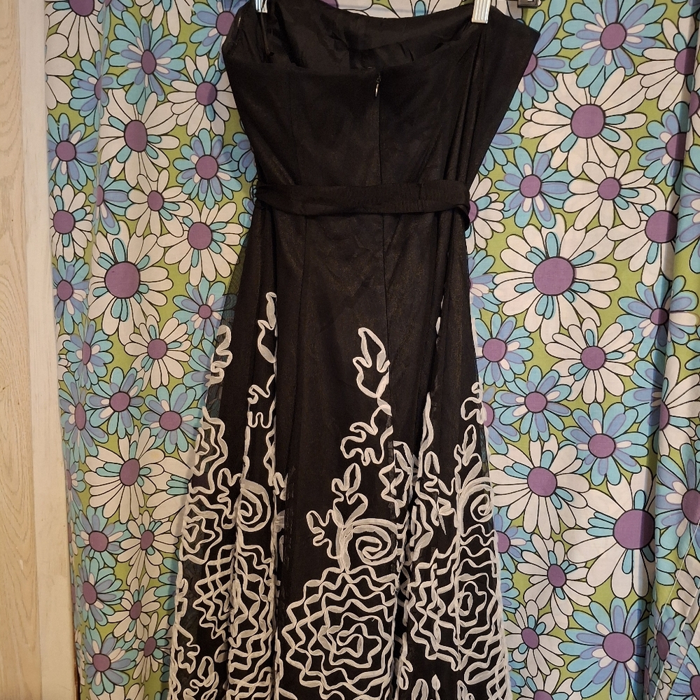 Adrianna Pappell Boutique strapless evening dress, size 12 color black & white.